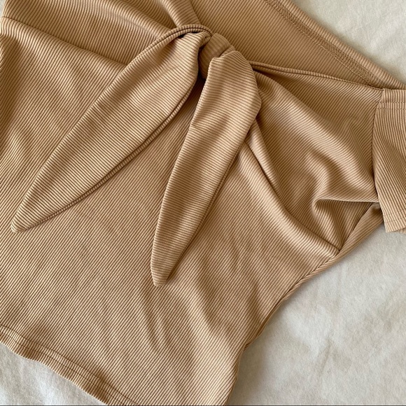 Tie-front Ribbed Top 🤎🤍 - Picture 4 of 4